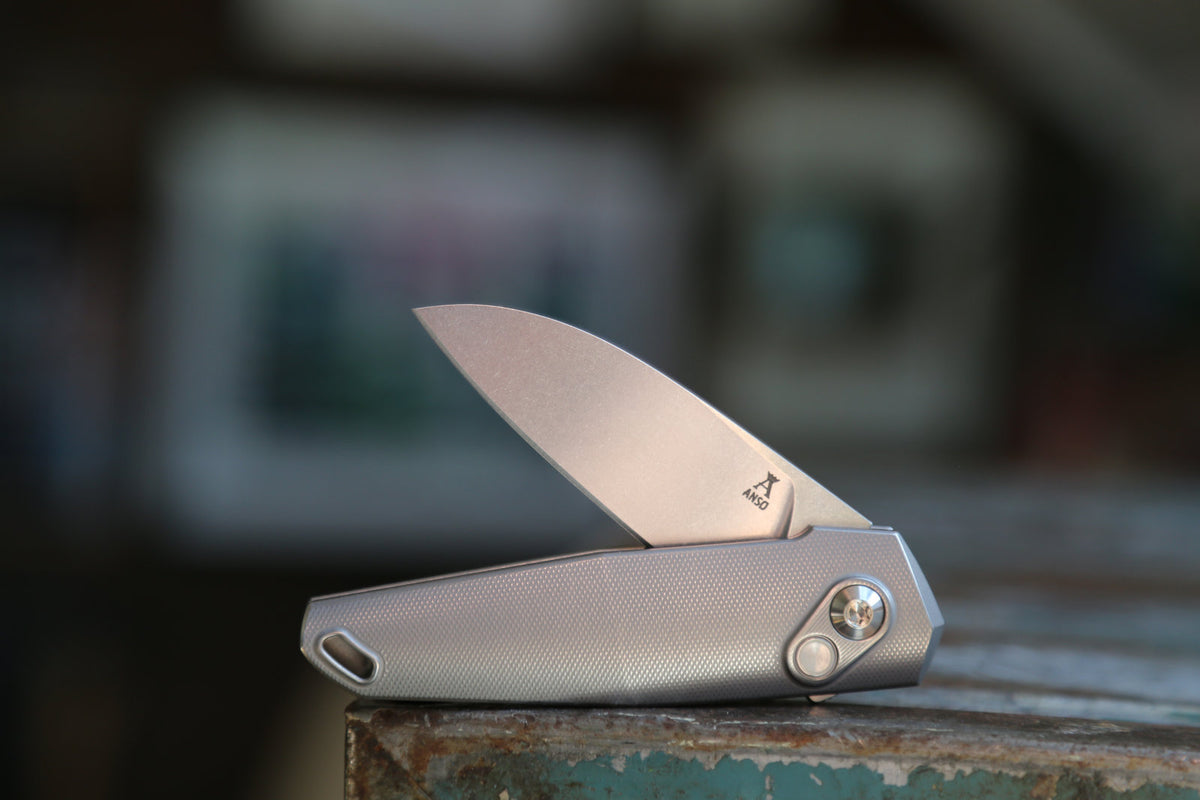 AROS 2.0 Grey Titanium - Grey/Satin details